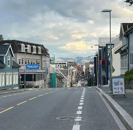 Center 7th Floor With Beautiful View 2 Bedroom Free Parking * 트롬쇠